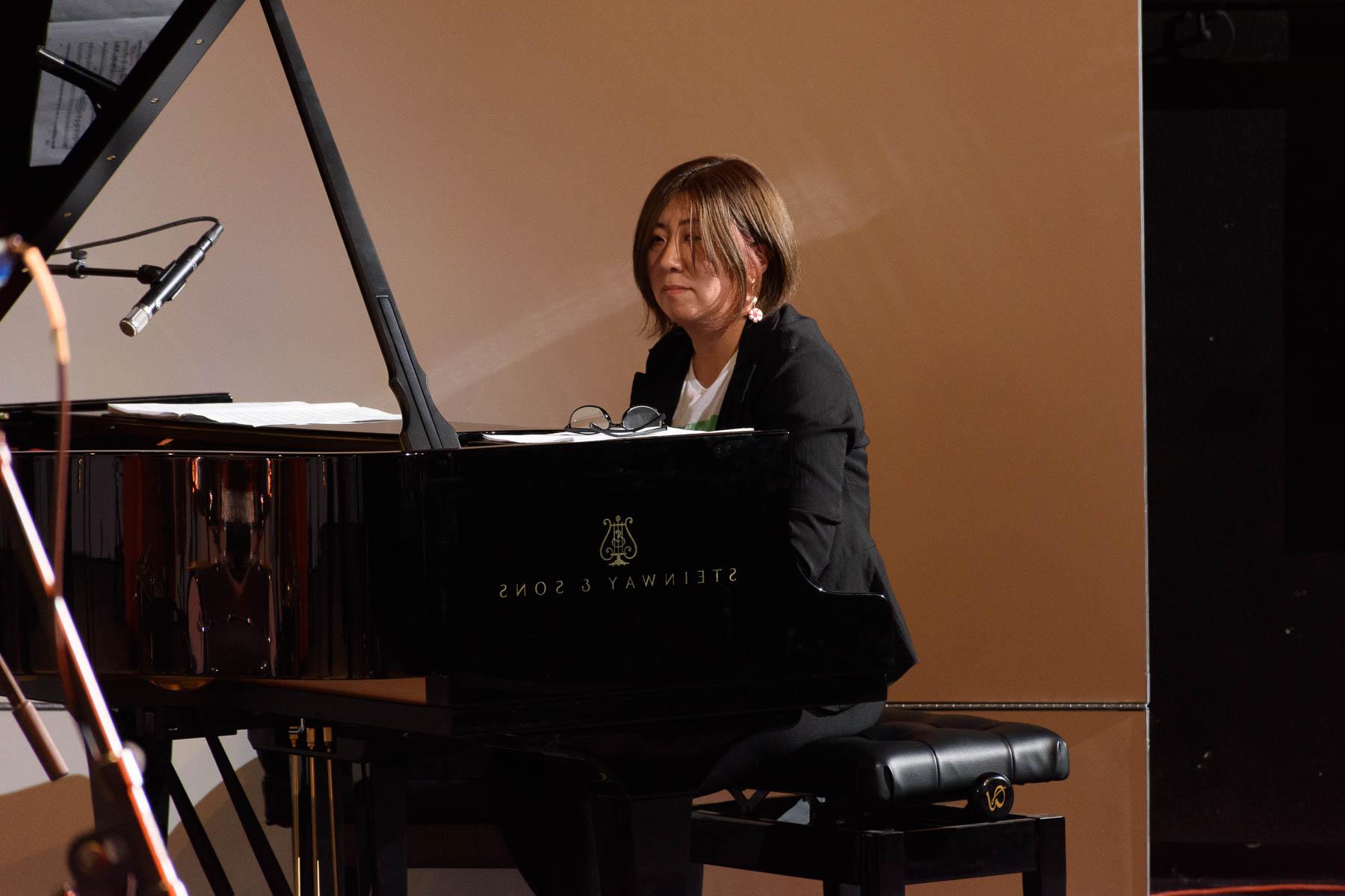 图为一名女钢琴家正在弹奏一架施坦威三角钢琴.